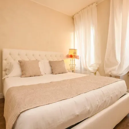 Luxury בית הארחה סירמיונה